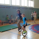 Zusammen durch die Halle fahren - schaffen wir! (vergrößerte Bildansicht wird geöffnet)