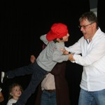 Die Kindergartenkinder fordern Herrn Köjer zum Tanz auf. (vergrößerte Bildansicht wird geöffnet)