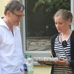 Nach der Schule treffen sich die Lehrer und Lehrerinnen, Frau Stienemeyer und Herr Ludwig noch zum Grillen. (vergrößerte Bildansicht wird geöffnet)