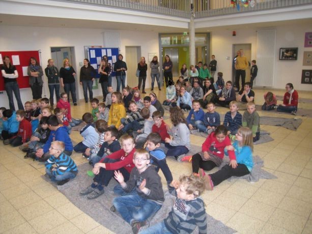 Der Applaus des begeisterten Publikums gilt auch den fleißigen Helferinnen.