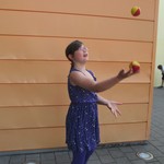 Jonglieren mit einer Hand - Übung macht den Meister. (vergrößerte Bildansicht wird geöffnet)