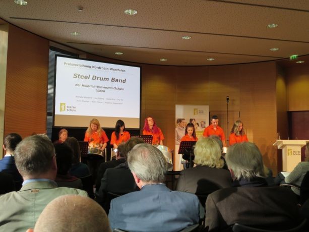Die Steel-Drum-Band der Heinrich-Bußmann-Schule Lünen sorgt für Unterhaltung.