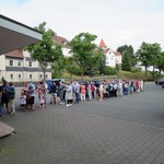 Auf dem Bild sieht man, dass viele Leute auf den Einlass warten. (vergrößerte Bildansicht wird geöffnet)