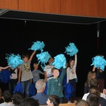 Die Elefanten und Raben tanzen mit Pompons zu Waving Flag. (vergrößerte Bildansicht wird geöffnet)