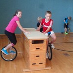 Für Fahrräder war nicht genügend Platz in der Sporthalle. (vergrößerte Bildansicht wird geöffnet)
