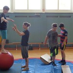 Freihändiges Stehen auf dem Ball (vergrößerte Bildansicht wird geöffnet)