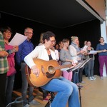 Der berühmte Lehrerchor singt den Erstklässlern ein Begrüßungslied (vergrößerte Bildansicht wird geöffnet)
