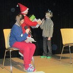 Klasse 3 spielt ein Theaterstück (vergrößerte Bildansicht wird geöffnet)