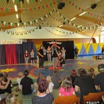 Ein Schüler steht ohne schmerzverzerrtes Gesicht auf einem Scherbenhaufen.  (vergrößerte Bildansicht wird geöffnet)