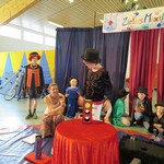 Schüler und Schülerinnen mit Zauberumhängen und Zauberstäben führen verschiedene Tricks vor. (vergrößerte Bildansicht wird geöffnet)