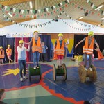 Als Bauarbeiter*innen verkleidet stehen unsere Schüler und Schülerinnen auf Walzen, Bällen und Wippen. (vergrößerte Bildansicht wird geöffnet)