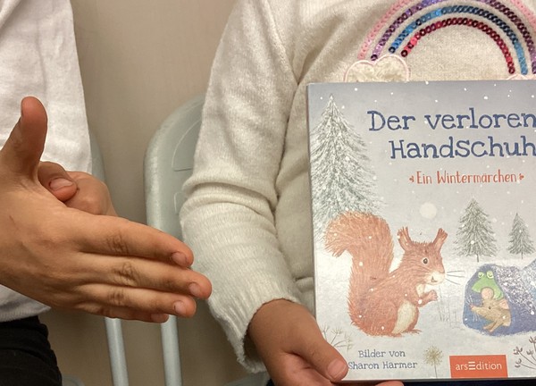 Die Elefantenklasse gebärdet zu dem Bilderbuch "Der verlorene Handschuh".