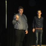 Eric und Max führen durch das Programm (vergrößerte Bildansicht wird geöffnet)