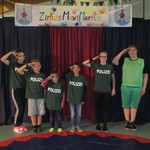 Die Zirkuspolizei wird ihr Bestes geben, um die Zirkuspunks vom "Quatsch-Machen" abzuhalten. (vergrößerte Bildansicht wird geöffnet)