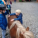 Joshua streichelt Alessa. (vergrößerte Bildansicht wird geöffnet)