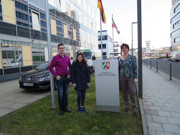 Vor dem Gebäude des Ministeriums für Schule und Weiterbildung (MSW)
