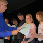 Herr Arns überreicht die Urkunden für die Streitschlichter-Schüler (vergrößerte Bildansicht wird geöffnet)