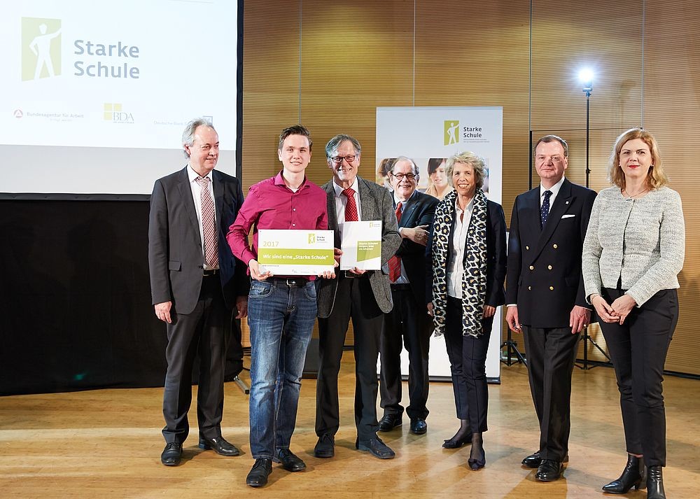 Übergabe der Urkunde