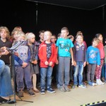 Die Schüler der Grundschulklassen singen (vergrößerte Bildansicht wird geöffnet)