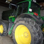 Auf dem Bild ist ein großer Traktor zu sehen. (vergrößerte Bildansicht wird geöffnet)