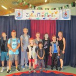 Die Zirkuspunks werden die Show über immer wieder auftreten. (vergrößerte Bildansicht wird geöffnet)