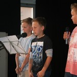 Vorgesungen von Nico, Nilo und Benedikt werden die Schüler*innen im Publikum zum Chor im Lied „Chöre“ von Mark Forster. (vergrößerte Bildansicht wird geöffnet)