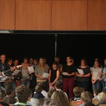 Die Lehrer und Lehrerinnen singen ein Medley aus den Lieblingsliedern von Herrn Köjer. (vergrößerte Bildansicht wird geöffnet)