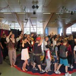 Alle Mitwirkenden ziehen zur Zirkusmusik in die Manege ein. (vergrößerte Bildansicht wird geöffnet)