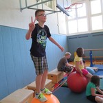 Mittlerweile stehen unsere Schüler schon lässig auf den Bällen. (vergrößerte Bildansicht wird geöffnet)