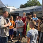 Herr Mühlenbein erklärt, wo die Pfalz gestanden hat. Letzte Überreste sind noch zu sehen. (vergrößerte Bildansicht wird geöffnet)
