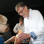 Herr Köjer verteilt an jeden ein Eis. (vergrößerte Bildansicht wird geöffnet)