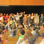Der Lehrerchor singt "Feliz Navidad" (vergrößerte Bildansicht wird geöffnet)